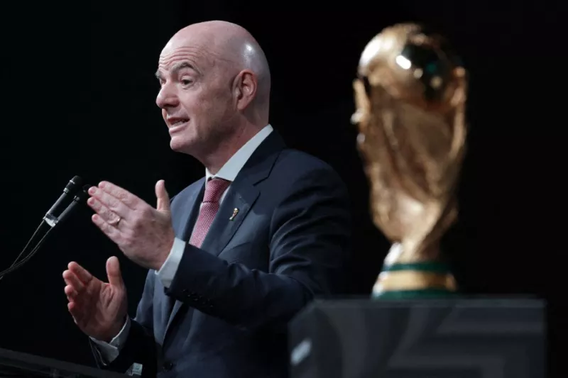 De pie junto al Trofeo de la Copa Mundial de la FIFA, el presidente de la FIFA, Gianni Infantino, se dirige a la reunión de invierno de la Conferencia de Alcaldes de los Estados Unidos el 29 de enero de 2026 en Washington, DC. Infantino promovió la Copa Mundial de la FIFA 2026, que será coorganizada por los Estados Unidos, Canadá y México, destacando sus posibles beneficios para las ciudades y comunidades anfitrionas.