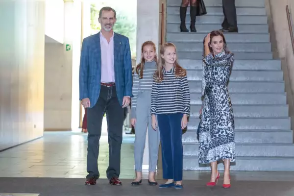 Rey Felipe VI,  infanta Sofía, princesa Leonor  y reina Letizia