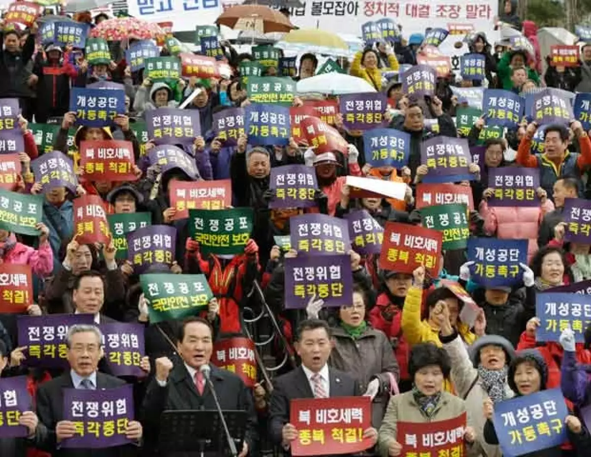 Manifestantes de Corea del Sur con pancartas en donde piden a Corea del Norte `Paren inmediatamente las amenzas de guerra´.