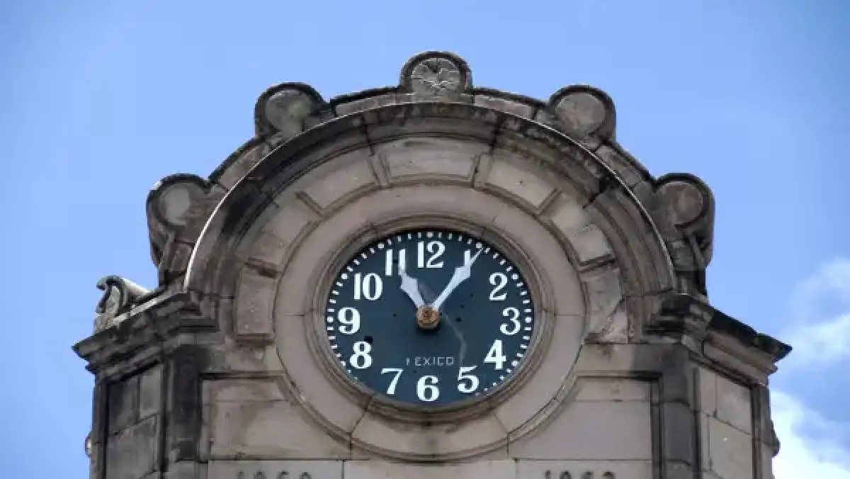 Edificio con un reloj.