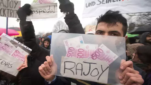 Durante la visita de Mariano Rajoy a Berlín se registraron diversas protestas en su contra. El PP dijo que emprenderá acciones legales contra quienes atribuyen los pagos irregulares.