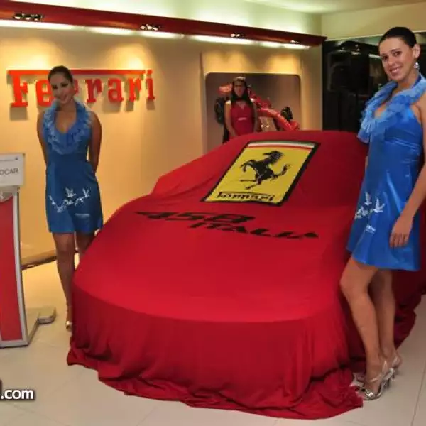 Presentaci?el Ferrari 458