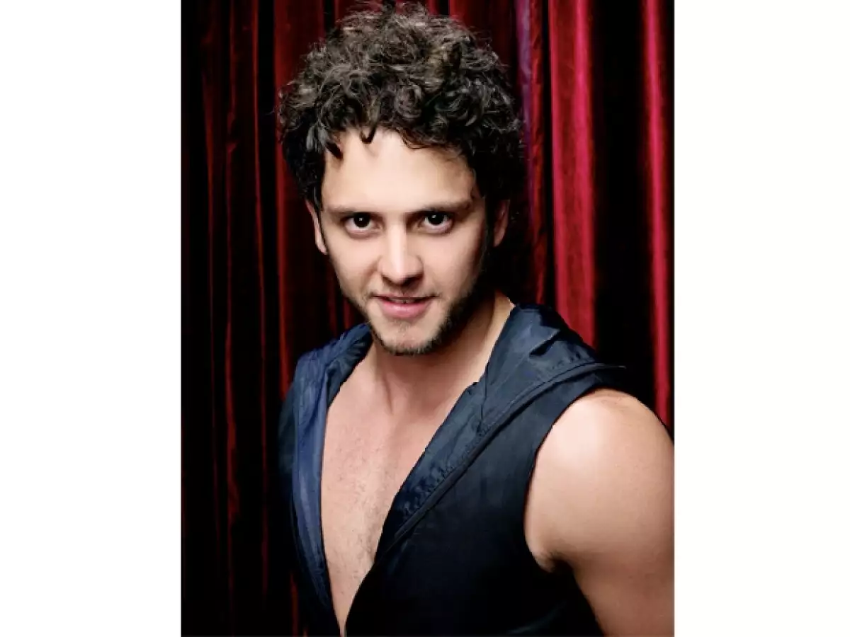 El cantante y actor reveló que su nuevo disco saldrá a la venta el próximo 16 de noviembre, por lo que ya promociona su primer sencillo Sinfonía.