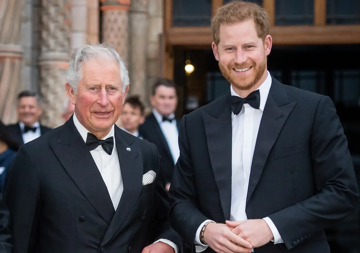 El rey Carlos III y el príncipe Harry siguen distanciados