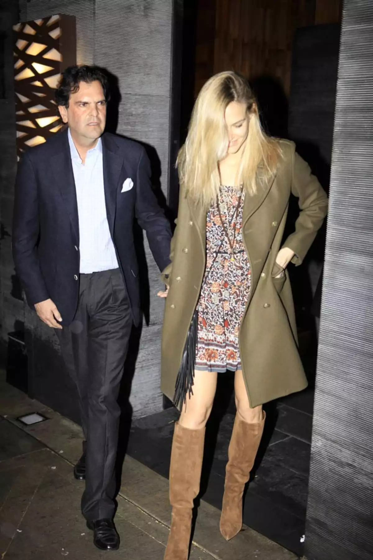 Bar Refaeli es ex novia de Adi Exra, un empresario de Israel, y también tuvo una relación con el actor Leonardo DiCaprio.