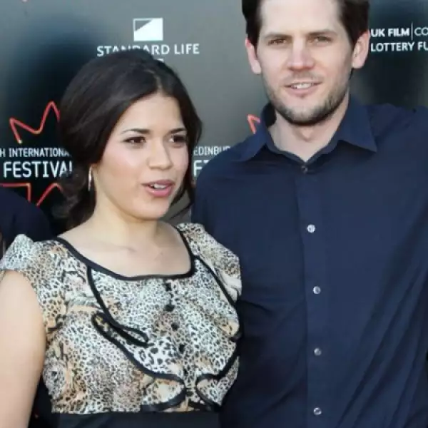 La actriz America Ferrera y su novio, Ryan Piers Williams, se comprometieron en junio de 2010.