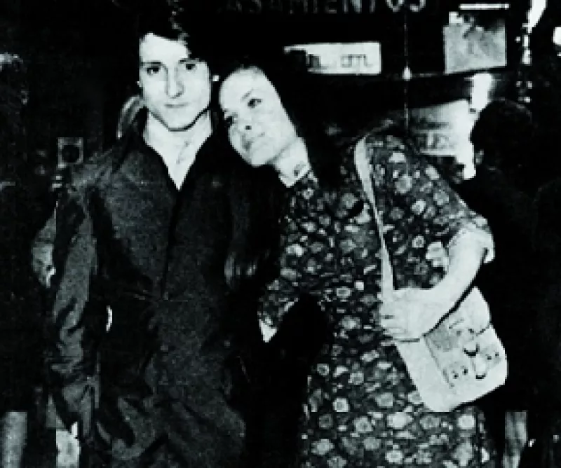 Los papás de Micky se conocieron un verano de 1967 en la cafetería París, en Mar del Plata, Argentina.