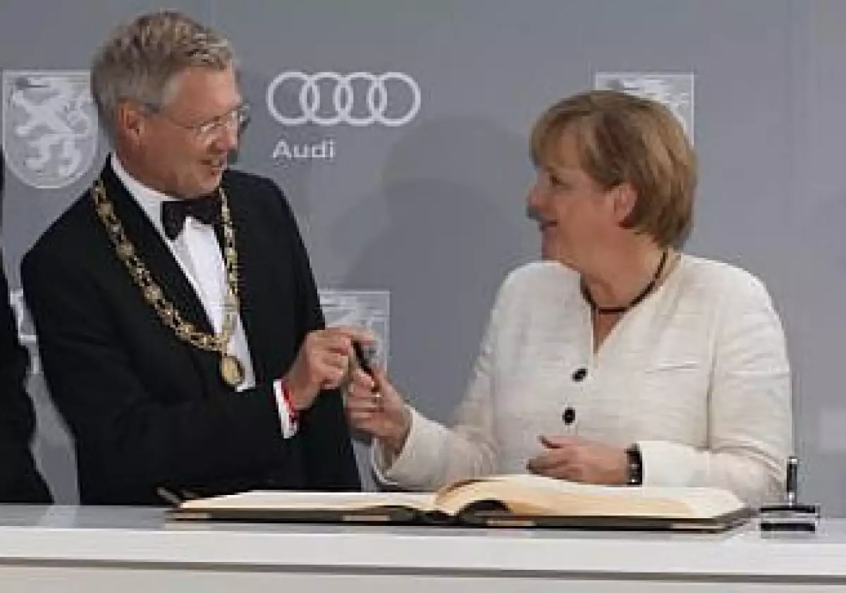 Alfred Lehman y la canciller alemana Angela Merkel se presentaron a la gala de los 100 años de Audi. (Foto: Cortesía Audi)