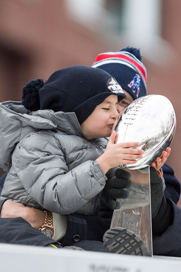 El pequeño besó el trofeo Lombardi orgulloso de su papá.