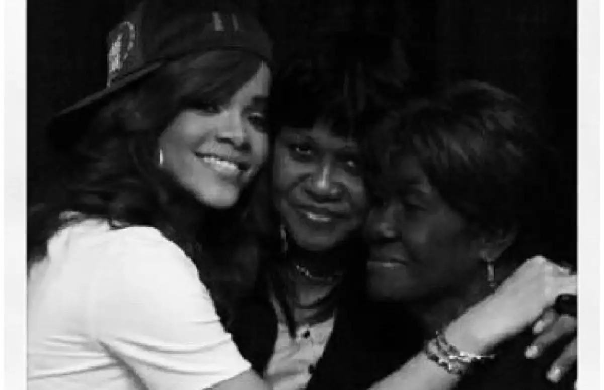 La cantante ha comunicado que su abuela Clara 'Dolly' Brathwaite ha fallecido. Comparte fotos familiares.