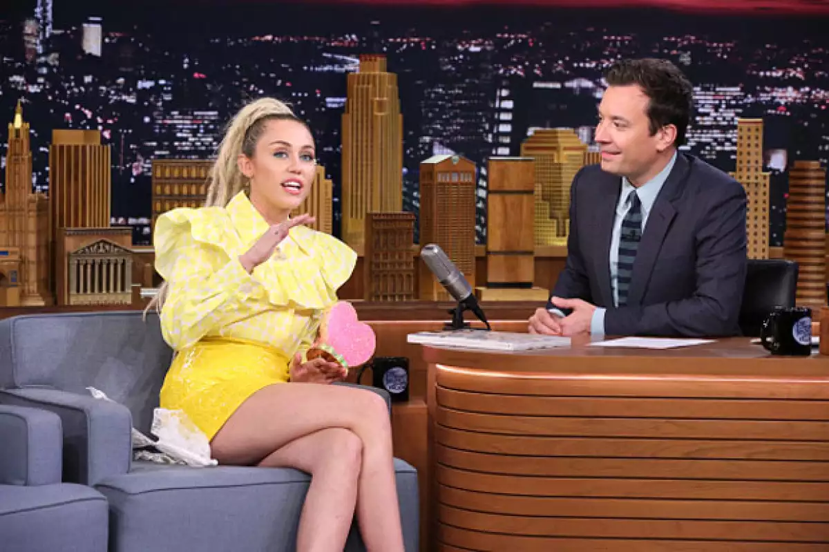En entrevista con Jimmy Fallon, la cantante reveló que se encontró al actor en una fiesta y que éste no quiso prestarle su vaporizador.
