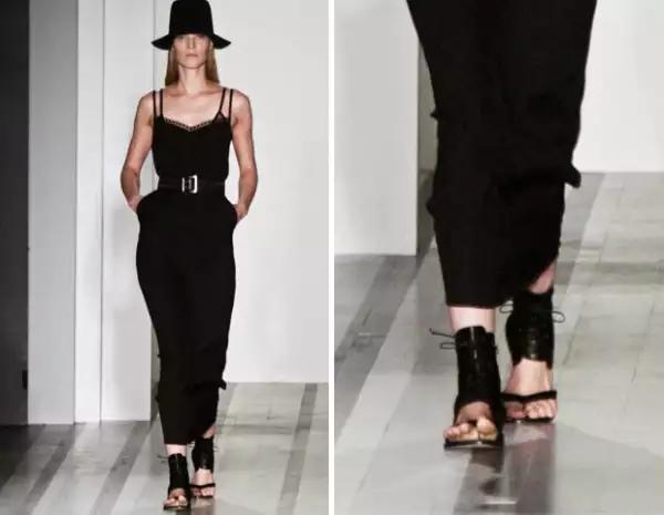 La diseñadora sorprendió al elegir zapatos planos y siluetas ligeras.