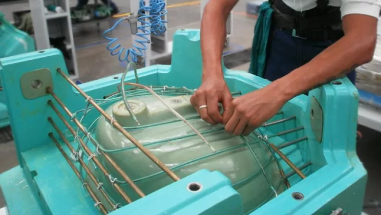 En el área de matricería se fabrican matrices de resina con base en un prototipo de yeso previamente aprobado.