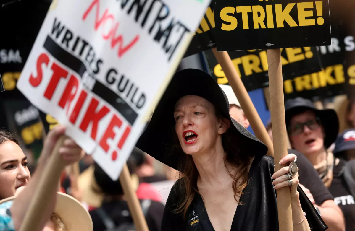 La directora y escritora Deborah Kampmeier se une a los actores de SAG-AFTRA y a los escritores del Writers Guild of America (WGA) en la línea de piquete mientras está en huelga en Times Square en la ciudad de Nueva York, Nueva York, EE. UU., el 18 de julio de 2023.