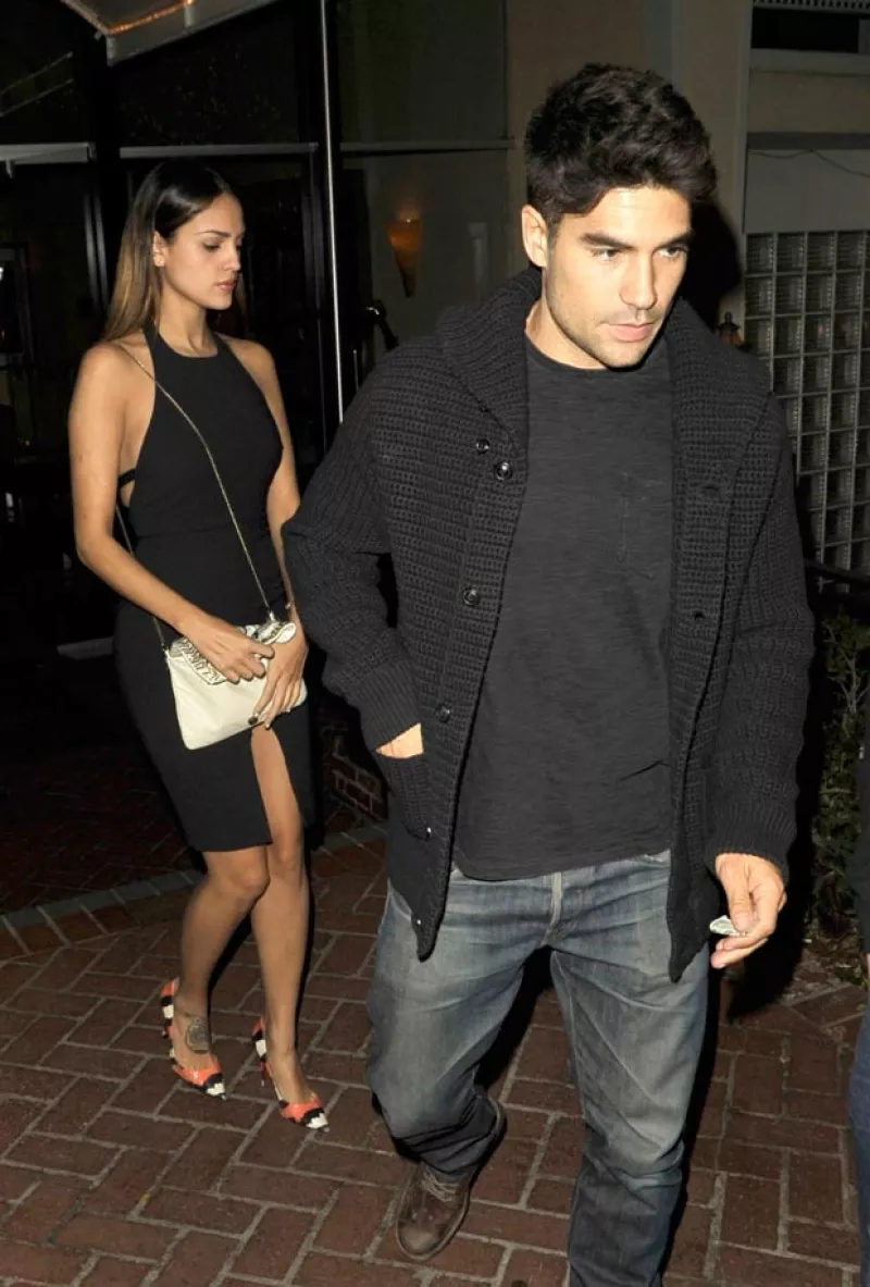 Los novios fueron vistos dejando el Sunset Marquis en West Hollywood, aunque procuraron pasar desapercibidos; ella lucía sexy con un ajustado vestido negro.