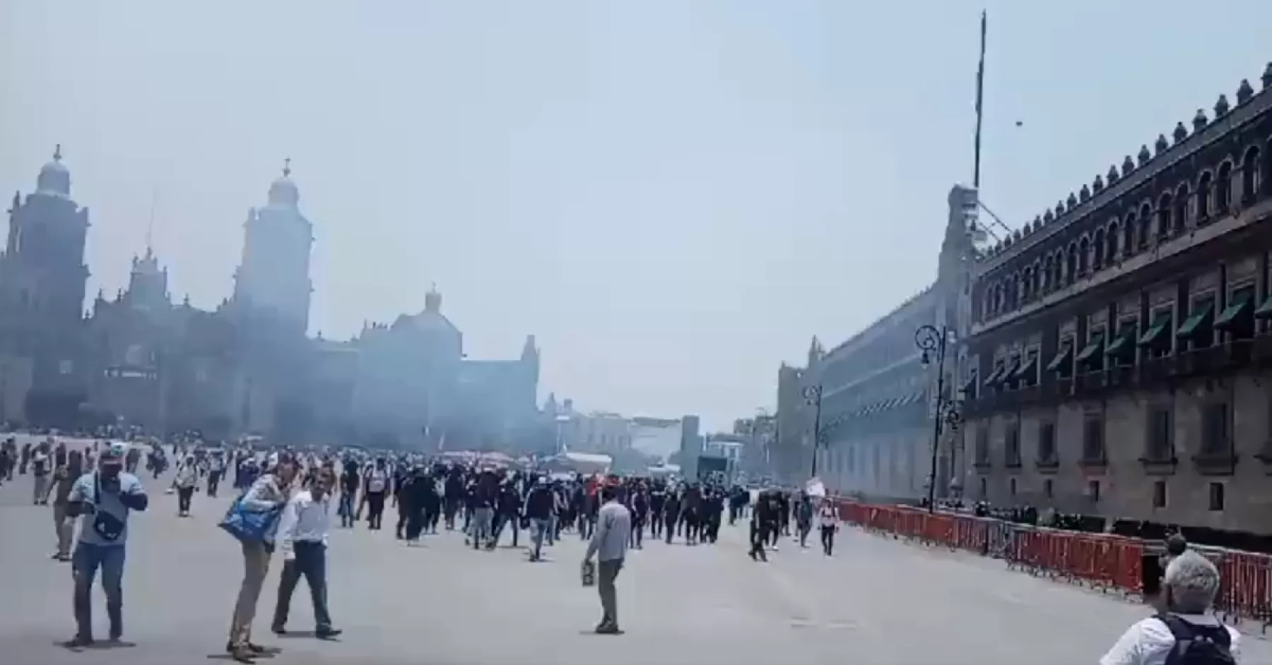 Normalistas de Ayotzinapa lanzan petardos a Palacio Nacional y hieren a 26 policías