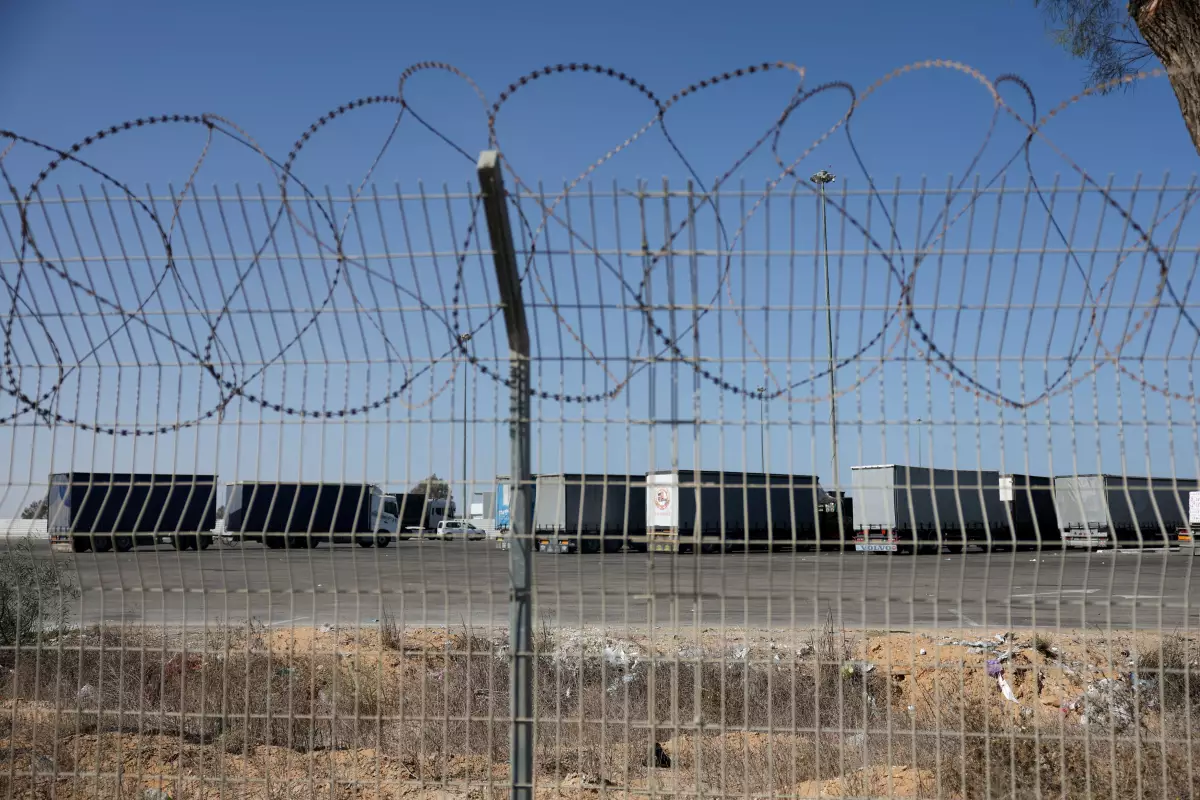 Los camiones que transportaban ayuda esperan en el lado israelí del paso fronterizo de Kerem Shalom al sur de Gaza, en medio de un acuerdo de alto el fuego entre Israel y Hamas, en el sur de Israel, el 20 de octubre de 2025.