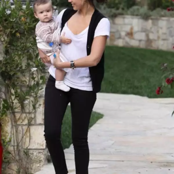 También en California, en la localidad de Brentwood, Jessica Alba visitó a una amiga, acompañada por su bebé, Honor Marie.