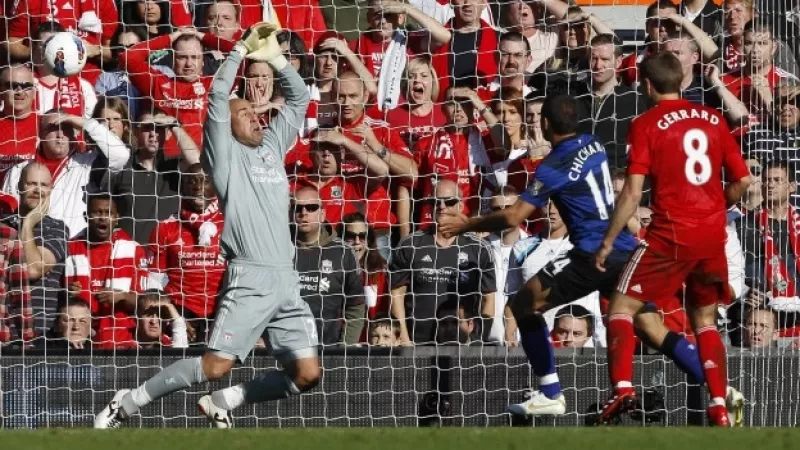chicharito anota gol de cabeza contra el liverpool