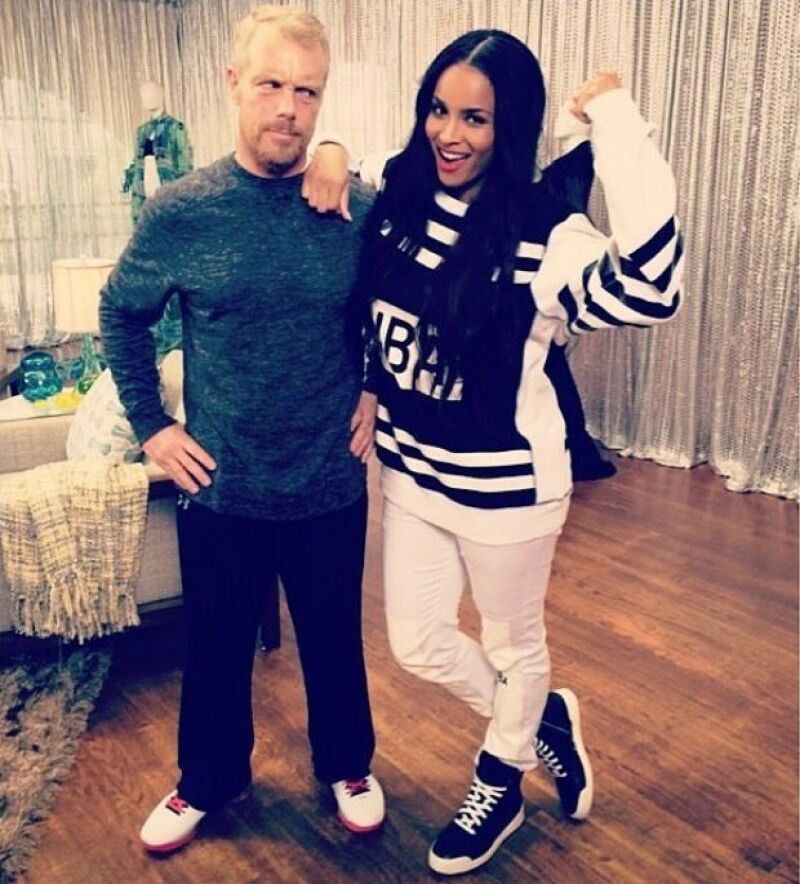 Ciara entrena con Gunnar Peterson para mantener su condición física.