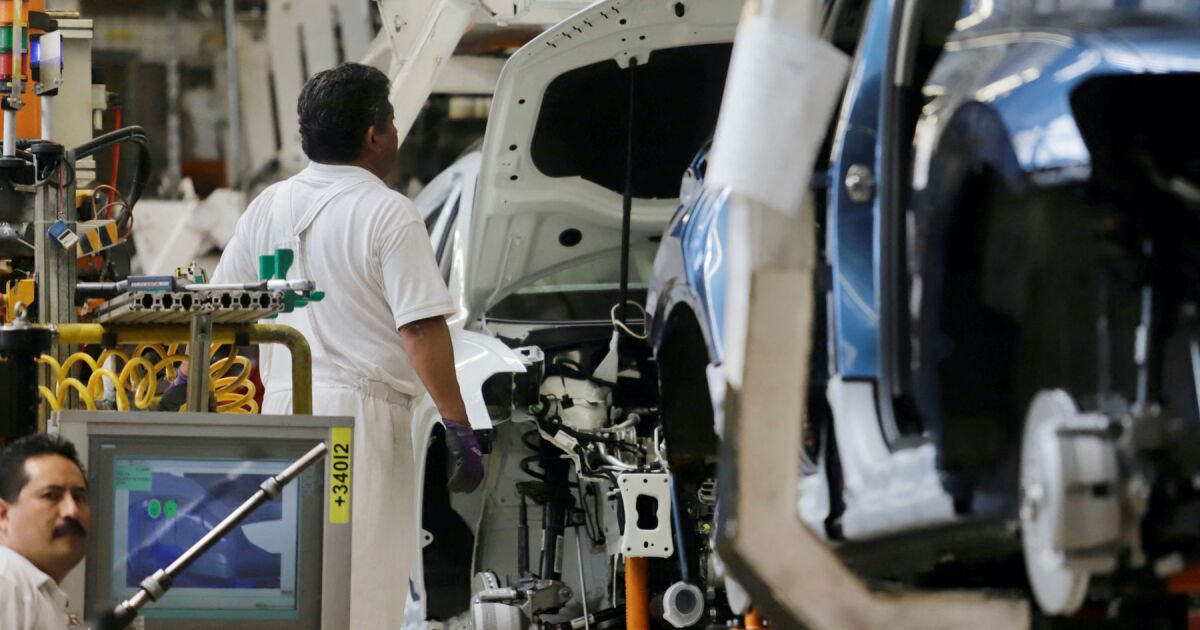 Otomotiv endüstrisi Çin otomobillerine uygulanan gümrük vergilerini destekliyor ancak 2026'da yatırımlarda yavaşlama konusunda uyarıyor