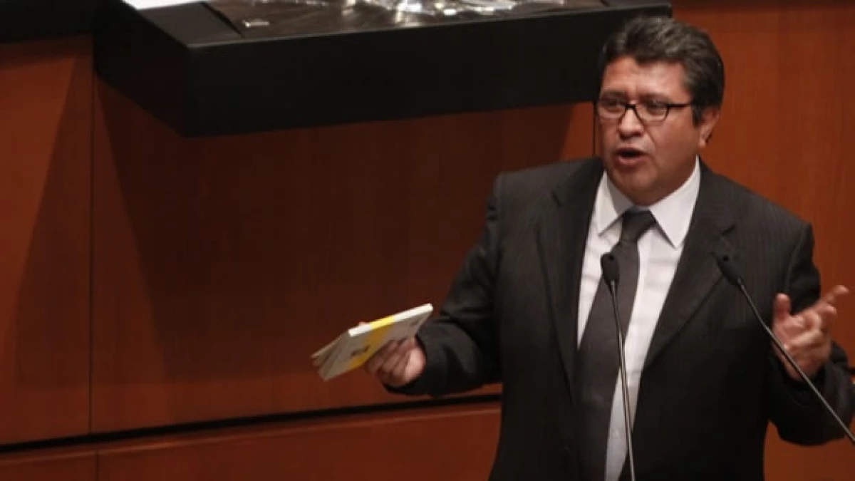 El senador Ricardo Monreal muestra documentos al Senado