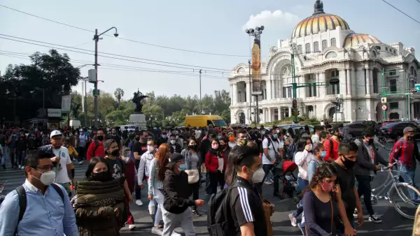 Cientos de personas visitan el Centro Histórico de la Ciudad mientras que continuamos en semaforo Naranja