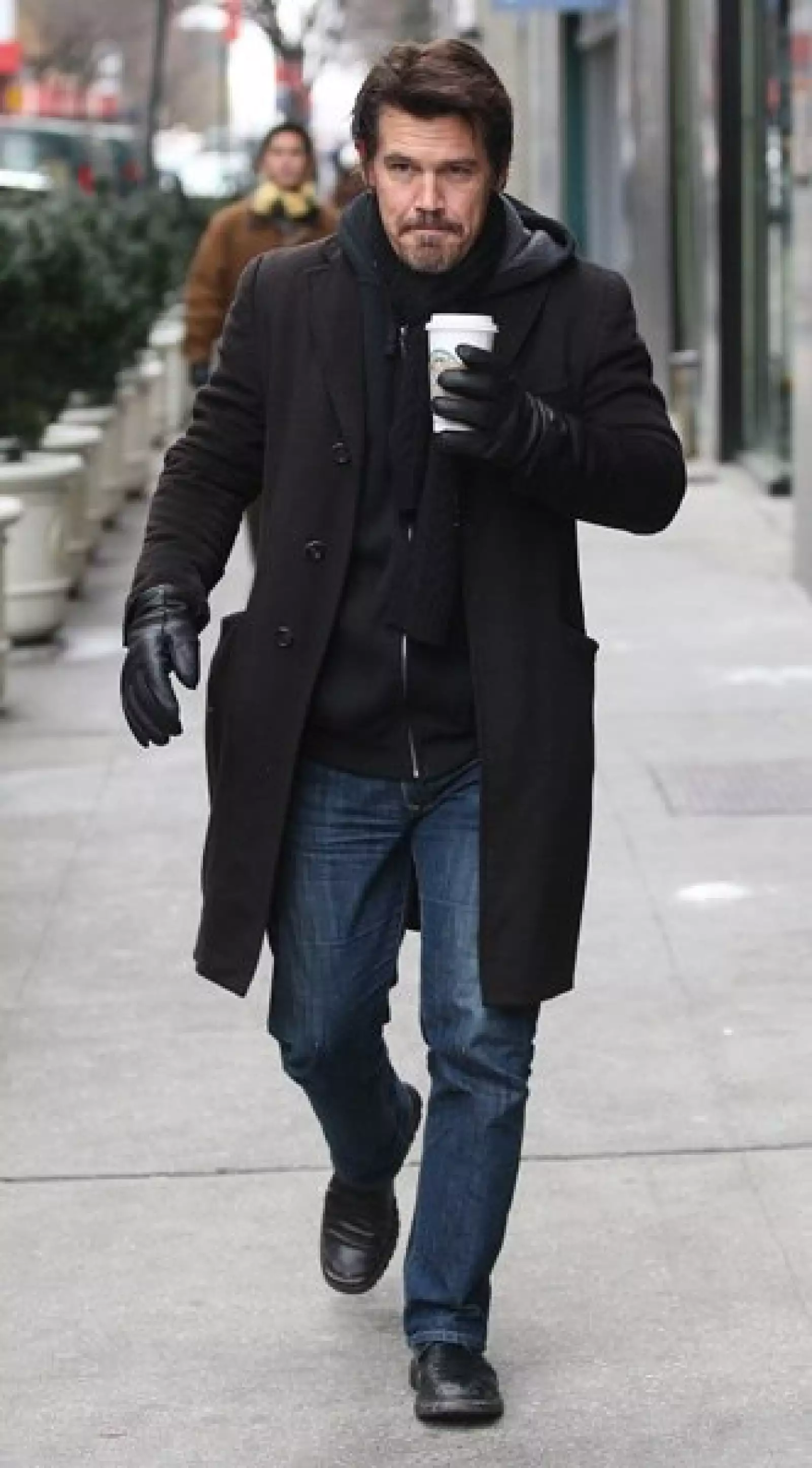 Josh Brolin va a comprar un café y después camina por el Central Park, en Nueva York.