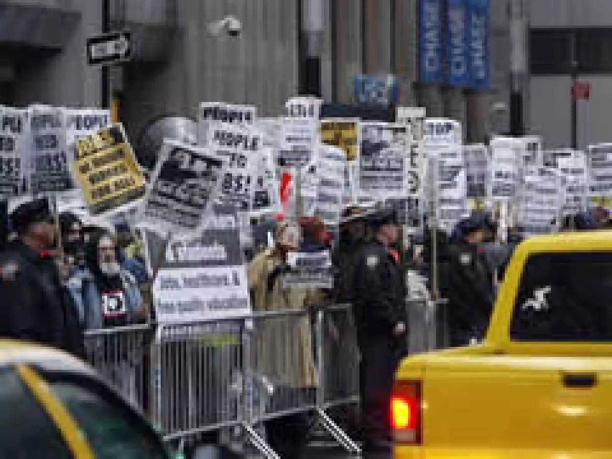 A pesar de la lluvia, los manifestantes realizaron su protesta. (Foto: AP)