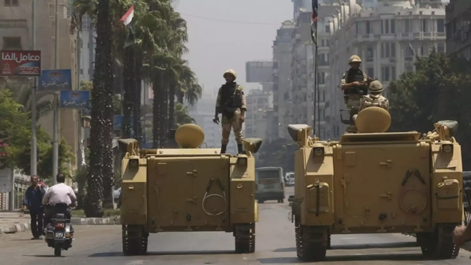 soldados vigilan las calles de egipto