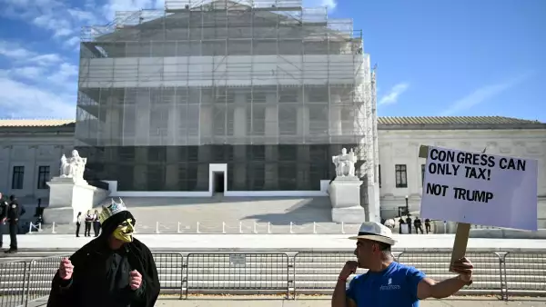 Los manifestantes protestan fuera de la Corte Suprema de los Estados Unidos en Washington, DC, el 5 de noviembre de 2025. La Corte Suprema escuchará los argumentos el miércoles sobre si una amplia franja de los aranceles de Donald Trump son legales, en un caso histórico que podría defender, o cambiar, la agenda económica del presidente. Miles de millones de dólares en ingresos aduaneros y una palanca clave en las guerras comerciales de Trump están en juego, mientras que el tribunal dominado por los conservadores una vez más lidia con nuevas pruebas de autoridad presidencial.