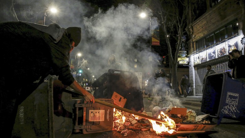Manifestante prende fuego