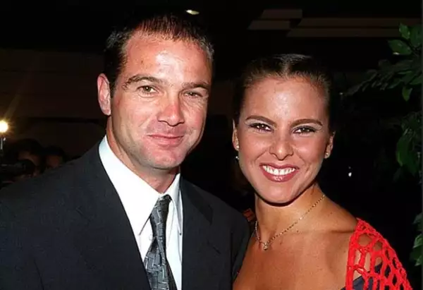 En 2001 se casó por primera vez con Luis García.