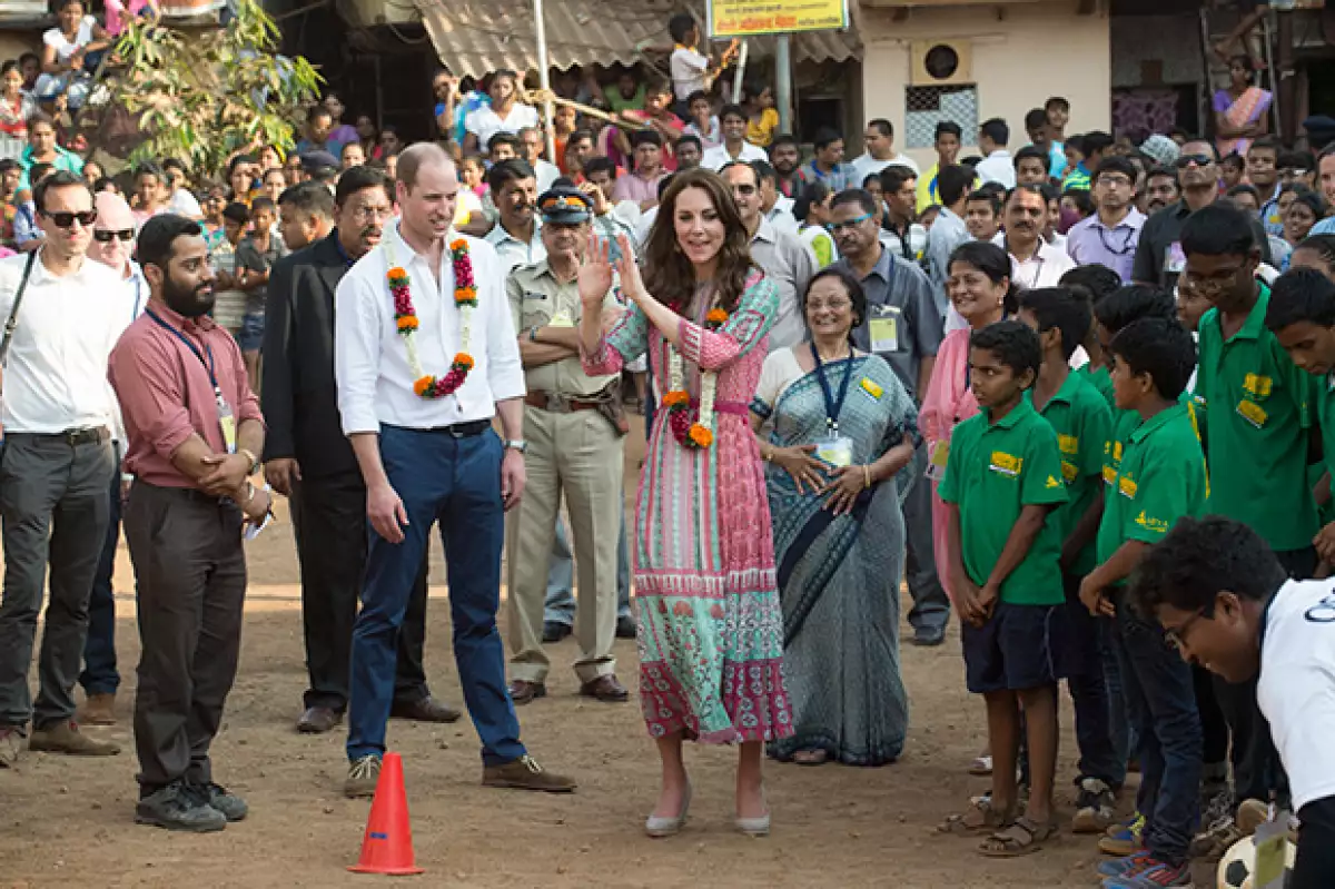 El príncipe William y Kate Middleton llegaron este sábado a su esperado viaje en India, donde conocieron a víctimas de ataques terroristas.