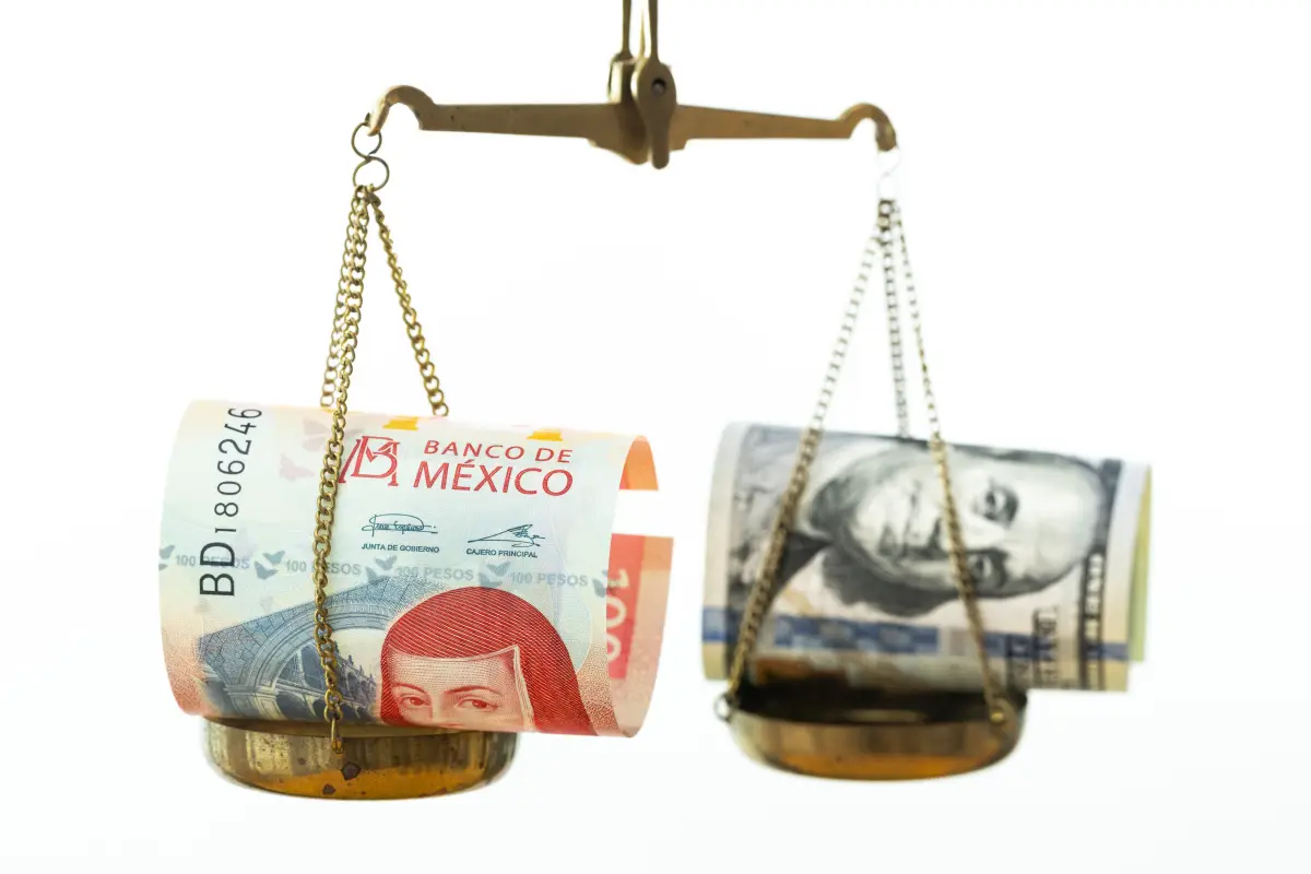 Peso mexicano sobrevaluado