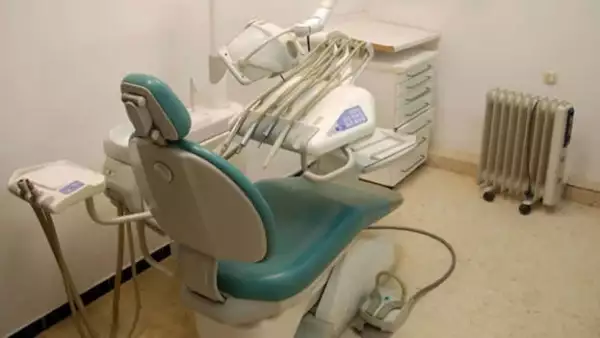 Es recomendable visitar al dentista una vez cada seis meses.