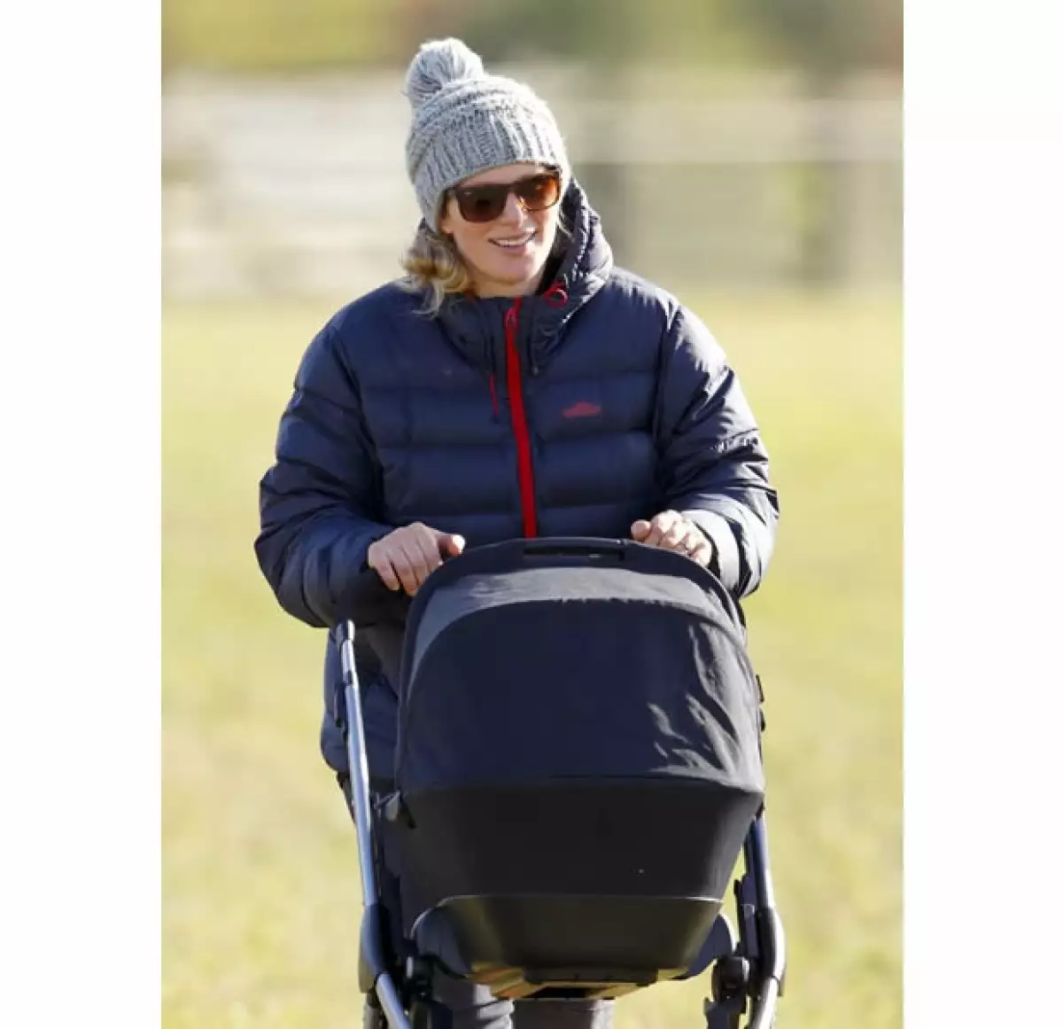 Zara fue captada paseando con su bebé en Marlborough.