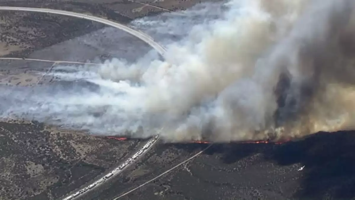 El humo provocado por el incendio registrado este viernes en una carretera al sur de California