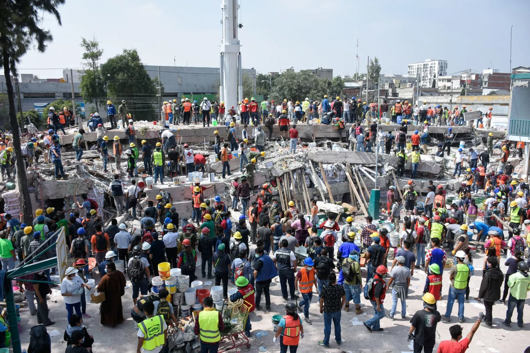 CIUDAD DE MÉXICO, 20SEPTIEMBRE2017.- Labores de rescate continuaron en el predio de Chimalpopoca y Bolivar en donde se ubicaba un taller de telas que colapsó luego de que se registrara un sismo  la tarde de ayer en la Ciudad de México.
FOTO: RODOLFO ANGULO /CUARTOSCURO.COM
