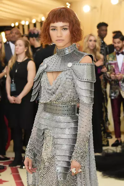 Zendaya con un vestido tipo armadura plateada de Versace durante la Met Gala del 2018.