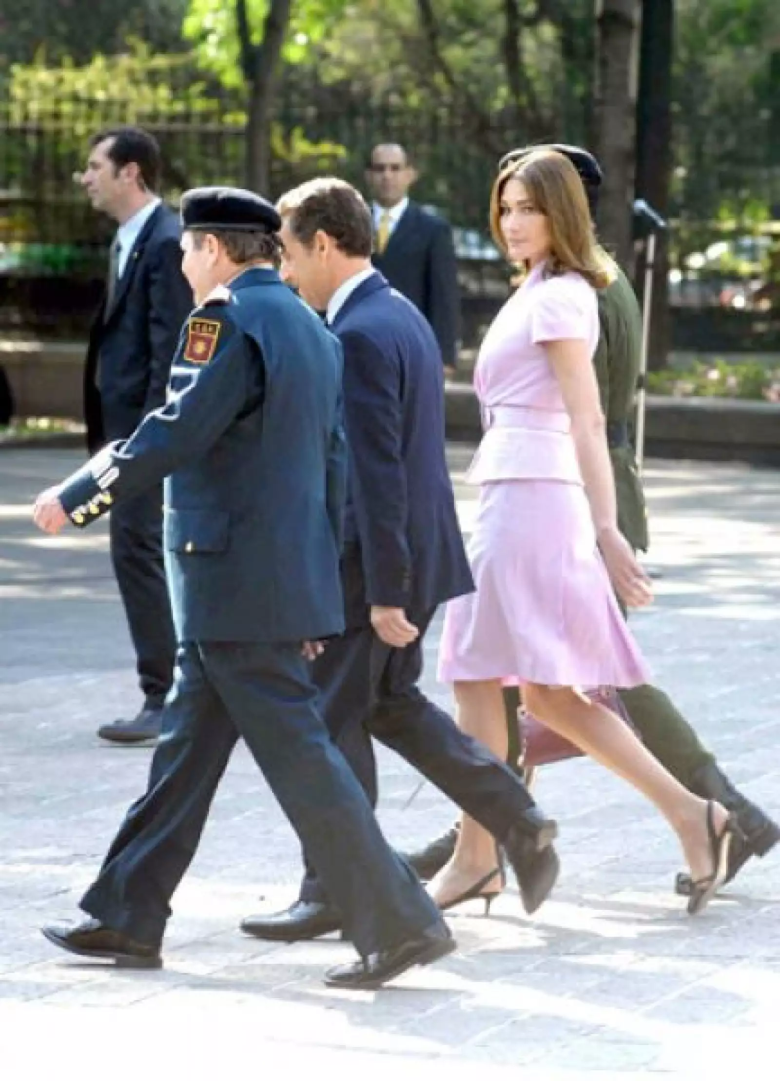 Como si estuviera en una pasarela, la ex modelo caminó en su paseo por la ciudad de México con zapatos de tacón bajo y posando para la cámara.