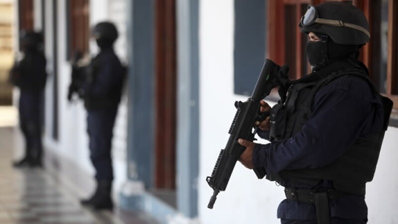 Elementos de la Policía Municipal de Tlalixcoyan, Veracruz, resguardando el ayuntamiento de dicha localidad