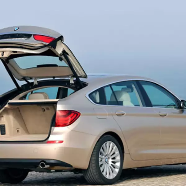 La configuración de su cajuela es doble ya que cuenta con dos opciones de apertura. Su volumen normal es de 440 litros; sin embargo se puede ampliar a una capacidad de 590 litros.