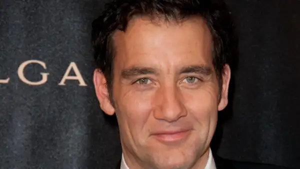 Clive Owen es de los hombres con la voz más sexy que hay además de ser súper guapo.