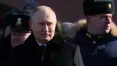 El presidente ruso Vladimir Putin aiste a una ceremonia de colocación de coronas en tumba del soldado desconocido en el muro del Kremlin en el día del Defensor de la Patria en Moscú. 