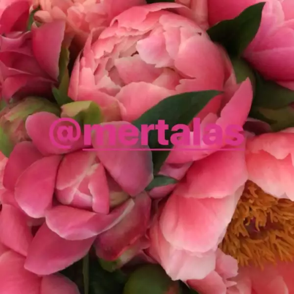 Kim Kardashian recibió decenas de flores por su cumple 37