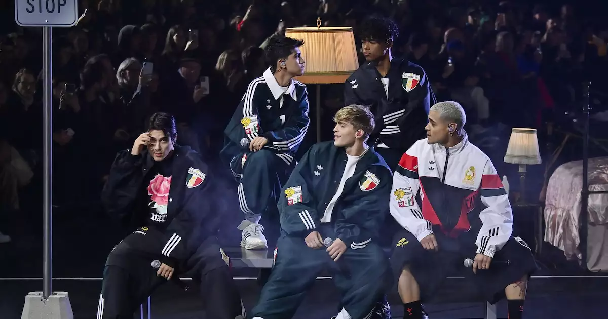 El desfile de Willy Chavarría en París Fashion Week brilló con talento latino: Santos Bravos, Mon Laferte, Lunay y El Malilla