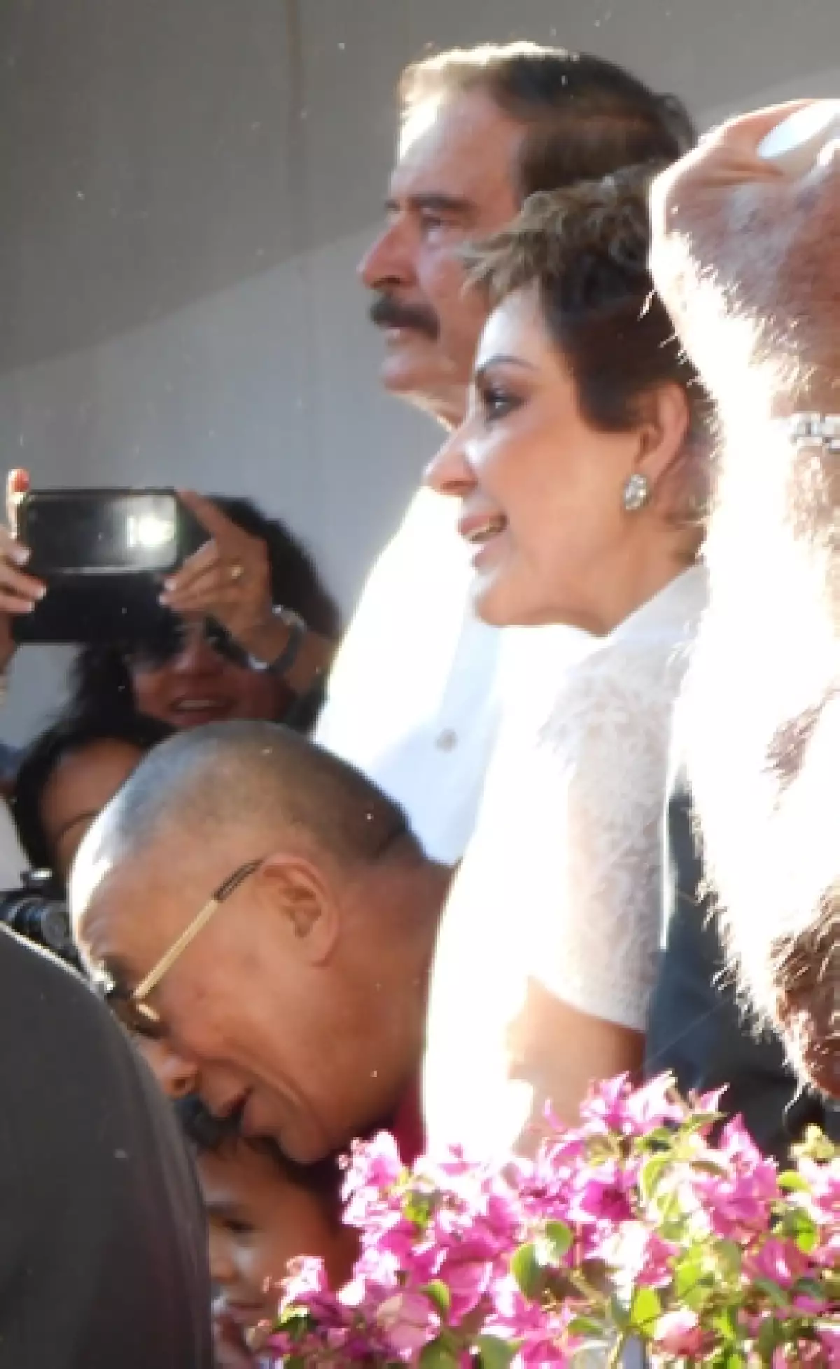 El ex presidente de México y su esposa, Marta Sahagún, dieron la bienvenida ayer al líder espiritual budista en Guanajuato. Hoy prestaron el Centro Fox para la magna conferencia.