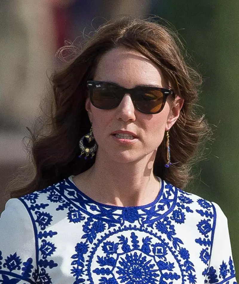 La duquesa sorprende con otra pieza low cost en su gira por la India y Bután, esta vez se trata de unos aretes que compró en un mercado de artesanías.