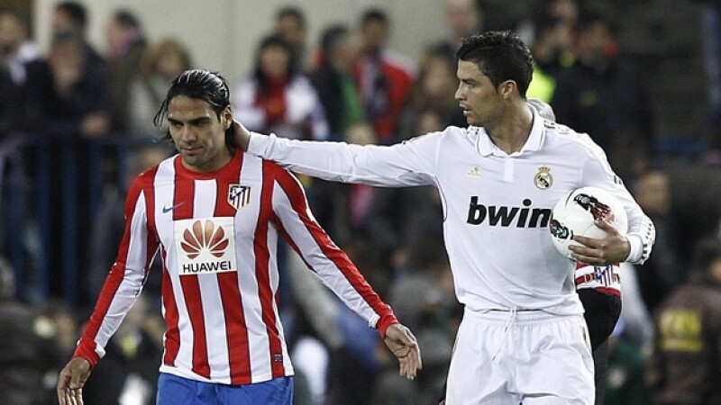 cristiano ronaldo consuela al delantero radamel falcao